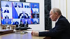Der russische Präsident Wladimir Putin leitet eine Sitzung des Sicherheitsrates per Videokonferenz im Kreml in Moskau, 21. November 2025