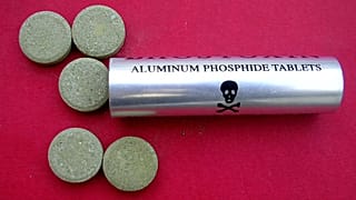 Ailenin alüminyum fosfit içerikli bir böcek ilacı nedeniyle zehirlendiği düşünülüyor.