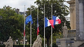  نُكِّست الأعلام الأوروبية والفرنسية أمام الجمعية الوطنية الفرنسية بعد وفاة الملكة إليزابيث الثانية، ملكة بريطانيا، في باريس، فرنسا، يوم الجمعة 9 سبتمبر/أيلول 2022.