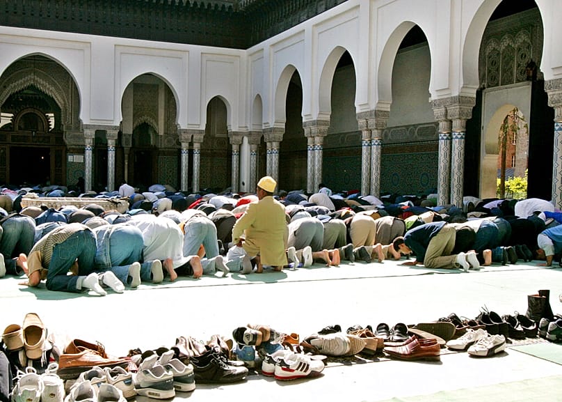  شارك مئات المصلين المسلمين في صلاة خاصة للمطالبة بالإفراج الفوري عن الرهينتين الفرنسيين في العراق، داخل مسجد باريس خلال صلاة الجمعة في 3 سبتمبر/أيلول 2004.