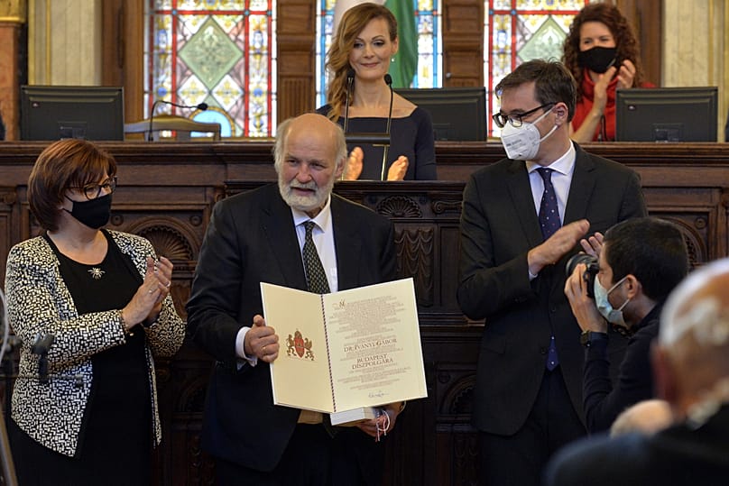 Iványi Gábor díszpolgári címet vesz át 2021-ben Karácsony Gergely főpolgármestertől és Gy. Németh Erzsébet humán területekért felelős főpolgármester-helyettestől