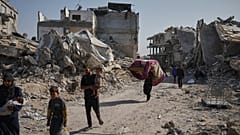 فلسطينيون يسيرون وسط أنقاض جباليا في غزة، يوم الجمعة 21 نوفمبر 2025. (تصوير: جيهاد الشرفي، وكالة أسوشيتد برس)