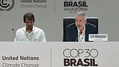 André Corrêa do Lago, Präsident der COP30, rechts, spricht während einer Plenarsitzung auf dem UN-Klimagipfel COP30, Freitag, 21. November 2025, in Belem, Brasilien. (AP Photo/Fernando Lla