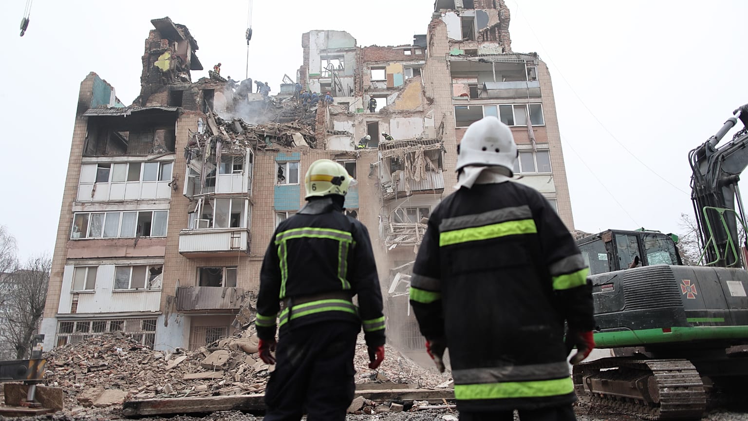 Rettungskräfte arbeiten an den Trümmern eines Wohnblocks in Ternopil, der bei einem russischen Angriff zerstört wurde, 21. November 2025