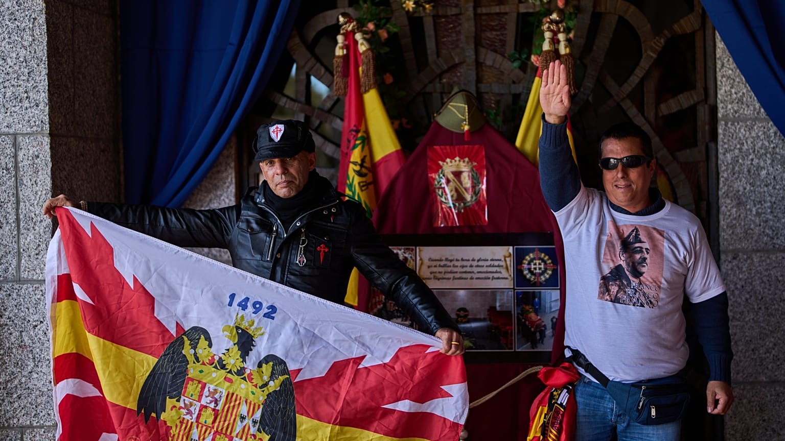 A volt diktátor hívei a panteonnál, ahol eltemették