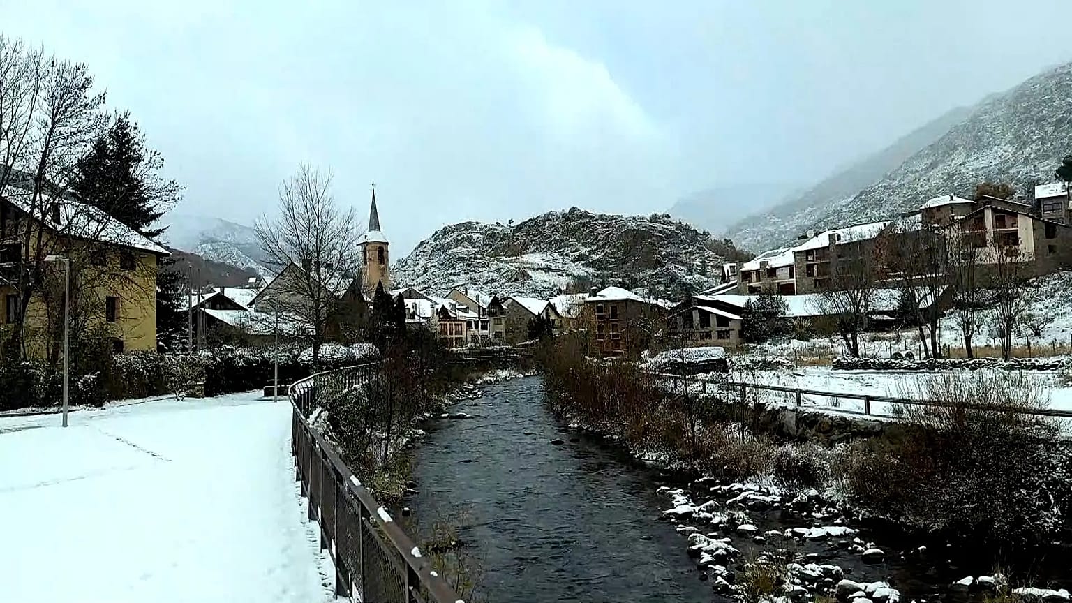 Massa de ar ártico traz neve precoce ao norte de Espanha no dia mais frio do outono