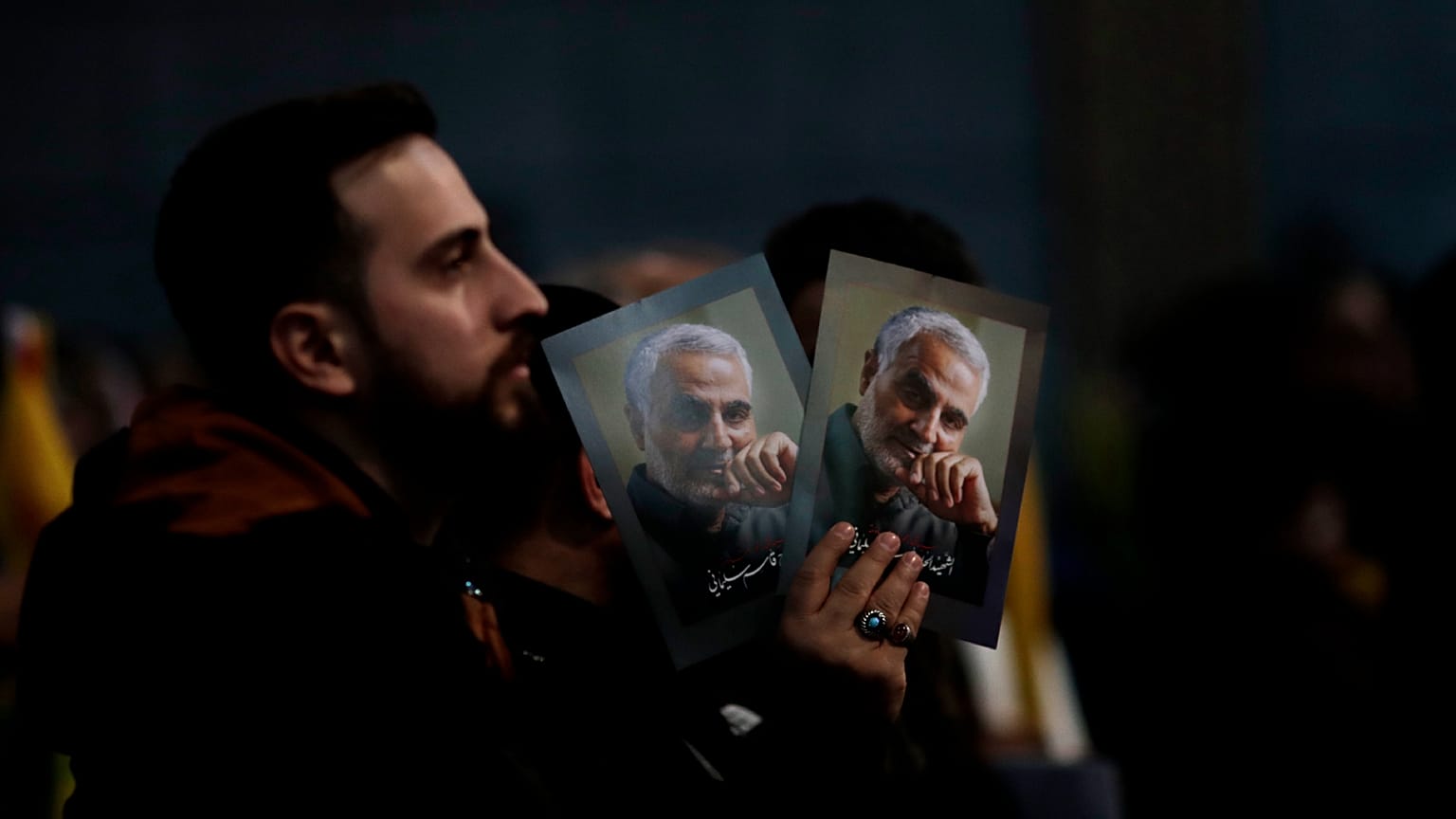 يرفع أحد مناصري حزب الله صوراً للجنرال الإيراني قاسم سليماني، لبنان، الأحد 16 شباط/فبراير 2020. 