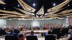 Los líderes asisten a una sesión plenaria en la jornada inaugural de la Cumbre del G20 en el Nasrec Expo Centre, en Johannesburgo, Sudáfrica, el sábado 22 de noviembre de 2025. (Thomas Mukoya/Pool Ph