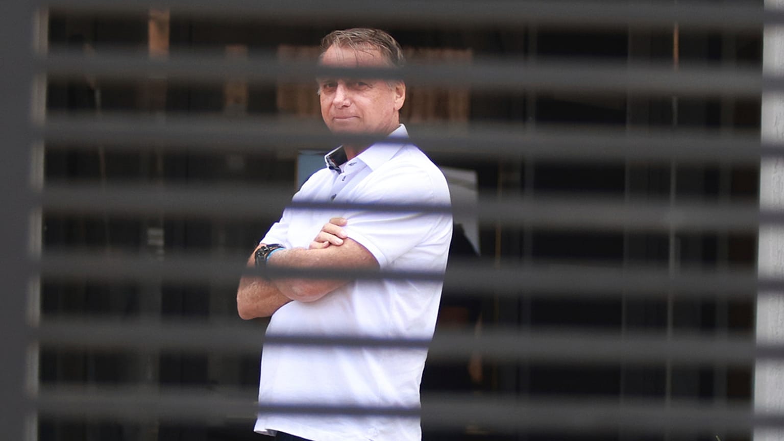 ARQUIVO (02/09/2025) - O ex-presidente do Brasil, Jair Bolsonaro, na entrada da sua casa.