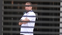 ARQUIVO (02/09/2025) - Brasiliens ehemaliger Präsident Jair Bolsonaro am Eingang zu seinem Haus.