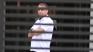 ARQUIVO (02/09/2025) - El ex presidente de Brasil, Jair Bolsonaro, en la entrada de su casa.