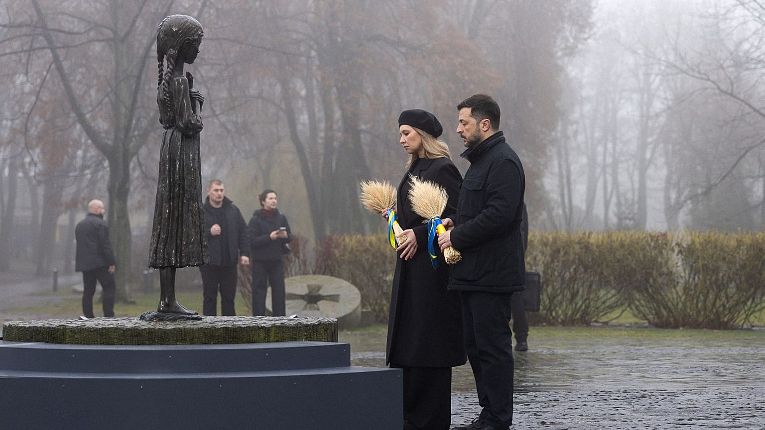 ادای احترام ولودیمیر زلنسکی و همسرش به قربانیان هولودومور روز شنبه ۲۲ نوامبر ۲۰۲۵ 