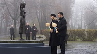 ادای احترام ولودیمیر زلنسکی و همسرش به قربانیان هولودومور روز شنبه ۲۲ نوامبر ۲۰۲۵ 