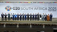 Les chefs d'État posent pour une photo de famille à l'issue de la première session plénière du sommet des dirigeants du G20 à Johannesburg, Afrique du Sud, le 22 novembre 2025