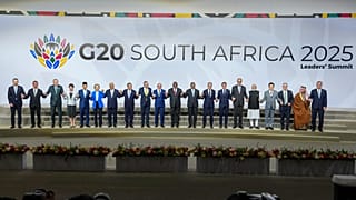 Les chefs d'État posent pour une photo de famille à l'issue de la première session plénière du sommet des dirigeants du G20 à Johannesburg, Afrique du Sud, le 22 novembre 2025