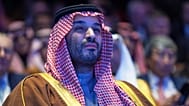ولي العهد السعودي محمد بن سلمان يصغي إلى كلمة الرئيس دونالد ترامب خلال منتدى الاستثمار السعودي في مركز كينيدي، الأربعاء 19 تشرين الثاني/نوفمبر 2025، في واشنطن.