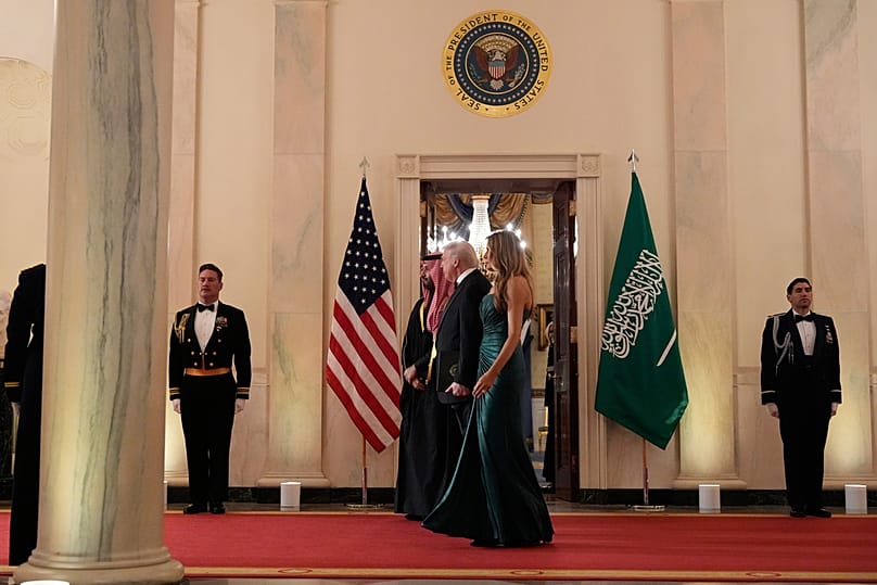 الرئيس دونالد ترامب والسيدة الأولى ميلانيا ترامب وولي العهد السعودي الأمير محمد بن سلمان خلال عشاء بالبيت الأبيض، الثلاثاء 18 نوفمبر/تشرين الثاني 2025، في واشنطن. 