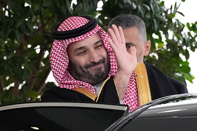 ولي العهد السعودي الأمير محمد بن سلمان يغادر البيت الأبيض بعد لقائه بالرئيس دونالد ترامب، الثلاثاء 18 نوفمبر/تشرين الثاني 2025، في واشنطن.