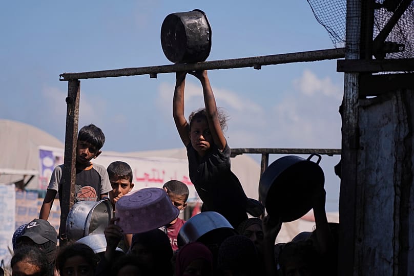 أطفال فلسطينيون يتجمعون أمام مطبخ خيري في خان يونس، جنوب قطاع غزة، يوم الجمعة 19 سبتمبر 2025
