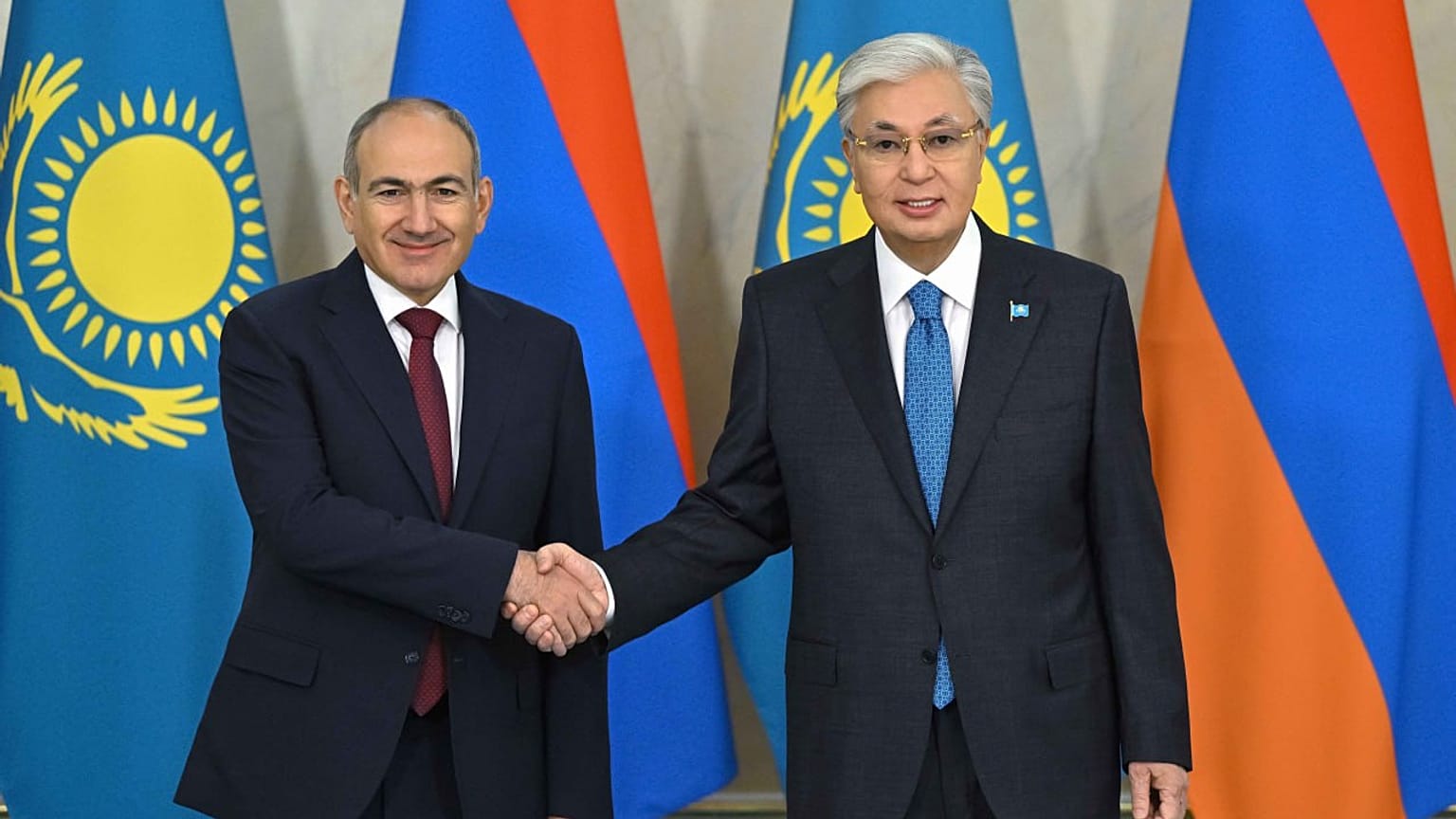 Armenian Prime Minister Nikol Pashinyan and Kazakh President Kassym-Jomart Tokayev shaking hands.