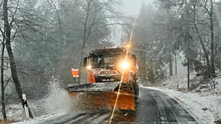 Poważne opady śniegu występują w wielu krajach Europy, na zdjęciu pług śnieżny w Szwecji