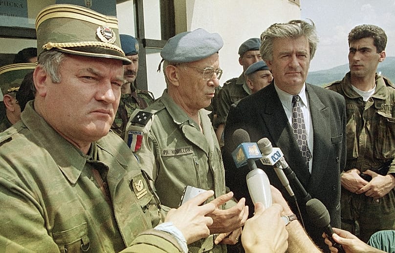 Ratko Mladić, Philippe Morillon, az ENSZ-katonák parancsnoka és Radovan Karadžić sajtótájékoztatója Palen, 1993. május 18-án