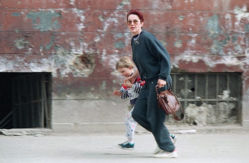 Egy anya menekül a lányával Szarajevó belvárosában, 1995. április 14-én