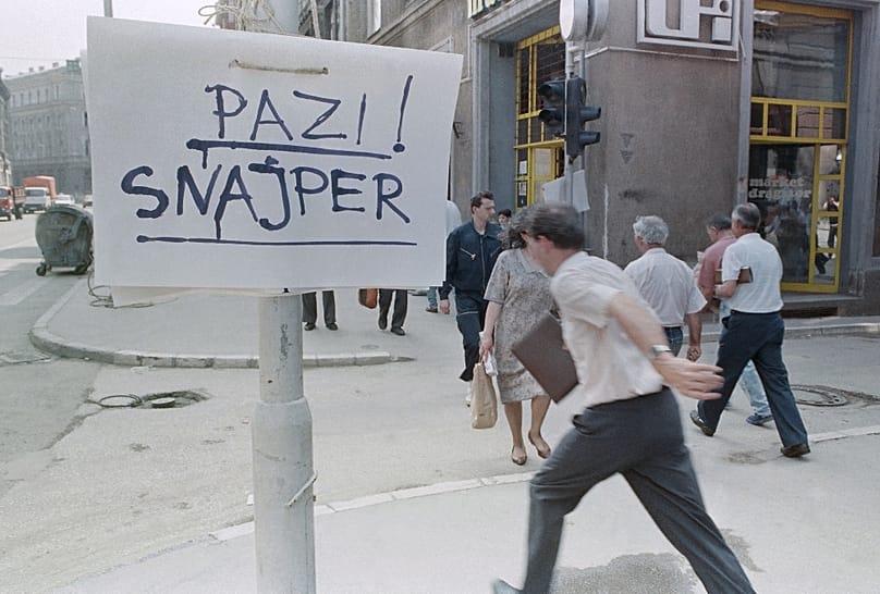 „Vigyázz! Orvlövész” – figyelmeztette a szarajevóiakat egy felirat, 1992. július 25-én