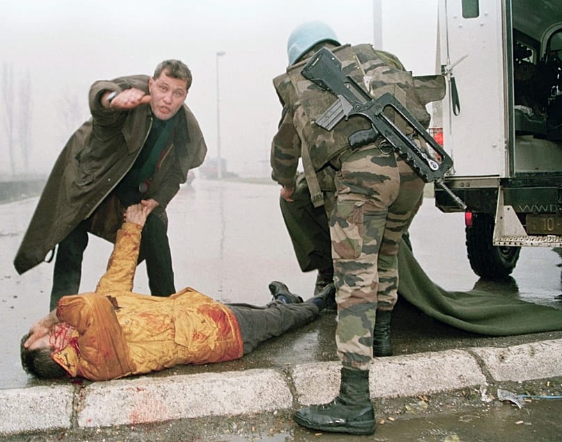 Egy orvlövész által eltalált súlyos sérült mentéséhez kér segítséget Franciaország szarajevói nagykövetségének egyik alkalmazottja, 1994. december 10-én