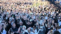 Amine Kessaci, au centre, participe à un rassemblement en hommage à son frère Mehdi Kessaci, au rond-point où il a été assassiné, et pour protester contre le trafic de drogue.