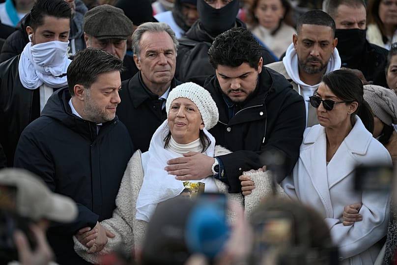 Amine Kessaci et sa mère assistent à un rassemblement en hommage à son frère Mehdi Kessaci, à Marseille, le samedi 22 novembre 2025.