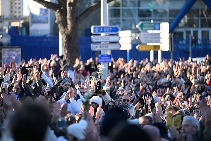 Des personnes se rassemblent en hommage à Mehdi Kessaci au rond-point où il a été assassiné, lors d'une manifestation contre le trafic de drogue à Marseille, 22.11.2025