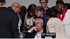 André Corrêa do Lago, président de la COP30,  lors d'une session plénière du Sommet des Nations Unies sur le climat COP30, le samedi 22 novembre 2025, à Belem, au Brésil.