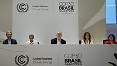 Brezilya Çevre Bakanı Marina Silva (soldan ikinci), COP30 Başkanı Andre Correa do Lago (ortada) ve COP30 CEO'su Ana Toni (sağdan ikinci) COP30 zirvesinde, 22 Kasım 2025.