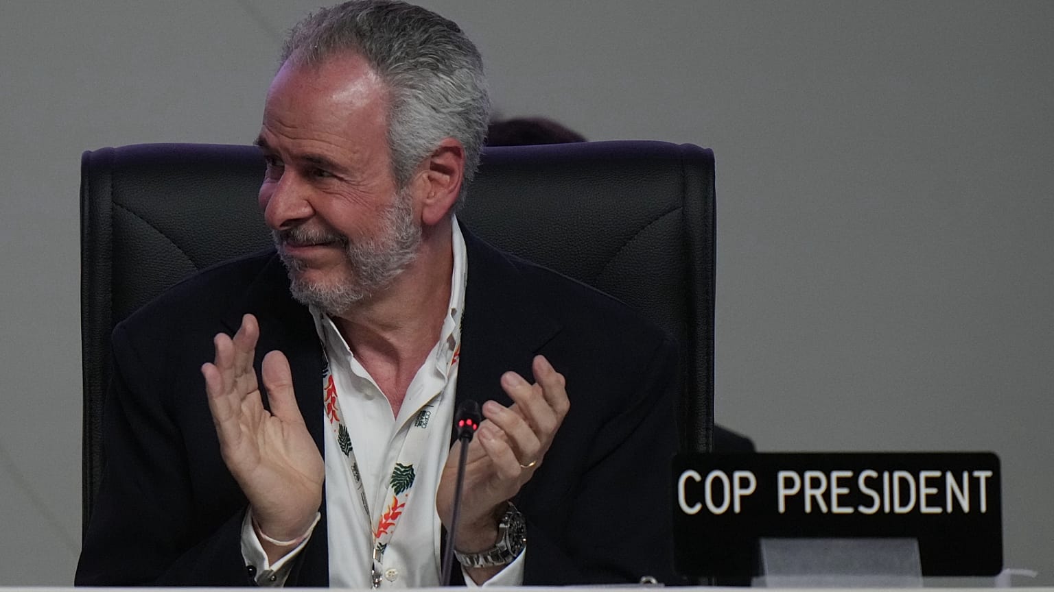 El presidente de la COP30, aplaudiendo, 21 de noviembre de 2025