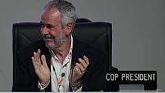El presidente de la COP30, aplaudiendo, 21 de noviembre de 2025