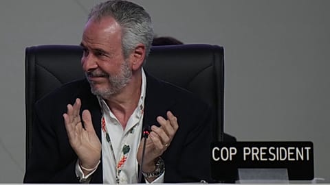 El presidente de la COP30, aplaudiendo, 21 de noviembre de 2025