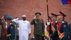 رئیس‌جمهور موقت مالی همراه با معاون وزیر دفاع روسیه روز ۲۳ ژوئن ۲۰۲۵ در مسکو در مراسم ادای احترام به آرامگاه سرباز گمنام کنار دیوار کرملین 