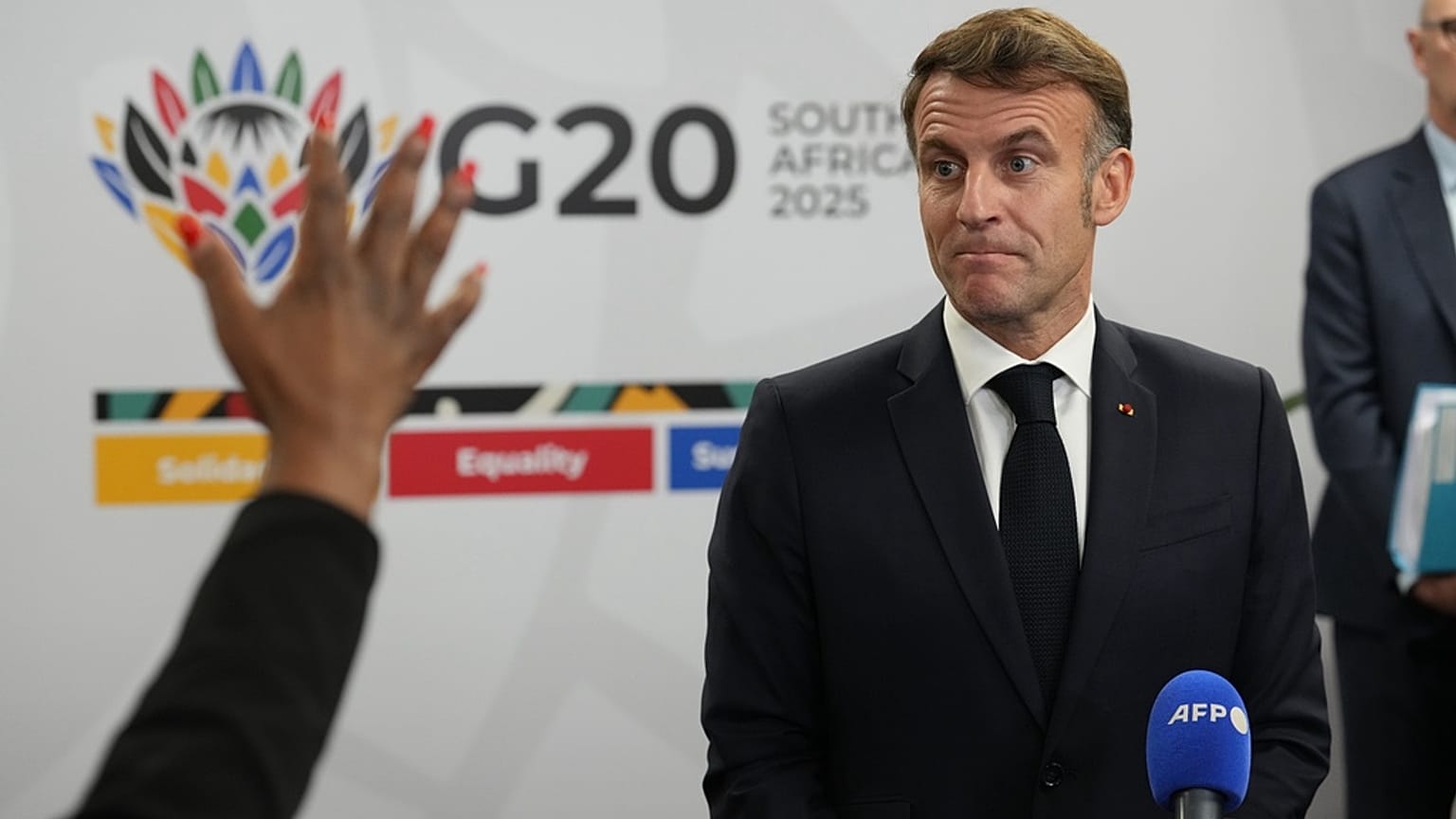 الرئيس الفرنسي إيمانويل ماكرون يتحدث إلى وسائل الإعلام في نهاية اليوم الأول من قمة قادة مجموعة العشرين في جوهانسبرغ، جنوب أفريقيا، السبت 22 نوفمبر 2025