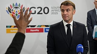 الرئيس الفرنسي إيمانويل ماكرون يتحدث إلى وسائل الإعلام في نهاية اليوم الأول من قمة قادة مجموعة العشرين في جوهانسبرغ، جنوب أفريقيا، السبت 22 نوفمبر 2025