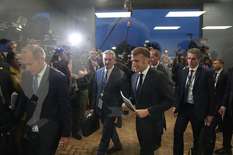 الرئيس الفرنسي إيمانويل ماكرون يتوجه إلى مؤتمر صحفي في نهاية اليوم الأول من قمة زعماء مجموعة العشرين في جوهانسبرغ، جنوب أفريقيا، السبت 22 نوفمبر/تشرين الثاني 2025