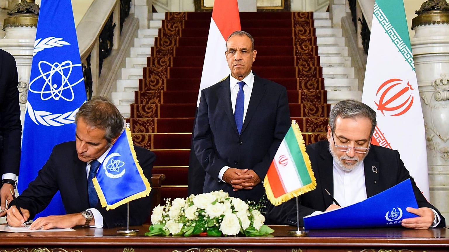 امضای توافق قاهره در نهم سپتامبر با حضور وزیر امور خارجه ایران (راست) و رافائل گروسی، مدیرکل آژانس بین‌المللی انرژی اتمی (چپ) به میزبانی وزیر أمور خارجه مصر (وسط)