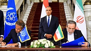 امضای توافق قاهره در نهم سپتامبر با حضور وزیر امور خارجه ایران (راست) و رافائل گروسی، مدیرکل آژانس بین‌المللی انرژی اتمی (چپ) به میزبانی وزیر أمور خارجه مصر (وسط)