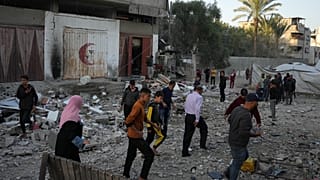 فلسطينيون يتفقدون الأضرار التي لحقت بمنزل استهدفته غارة إسرائيلية في دير البلح، وسط قطاع غزة، يوم السبت 22 نوفمبر 2025. (تصوير: عبد الكريم حنا/أسوشيتد برس)