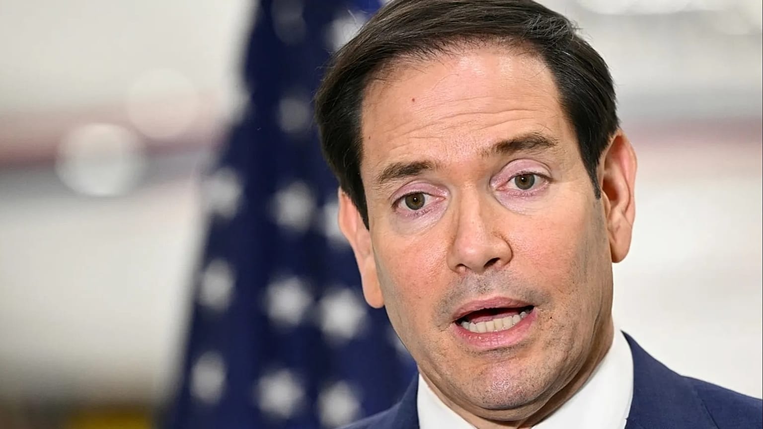 Sekretarz stanu USA Marco Rubio przemawia do podróżujących dziennikarzy na międzynarodowym lotnisku John C. Munro Hamilton w Hamilton, Ontario, Kanada, 12 listopada 2025 r.