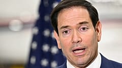 US-Außenminister Marco Rubio spricht am 12. November 2025 auf dem John C. Munro Hamilton International Airport in Hamilton, Ontario, Kanada, zu reisenden Journalisten.