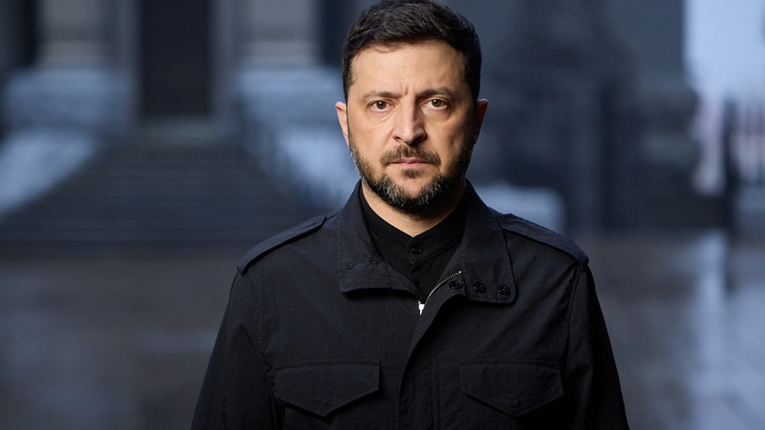 الرئيس الأوكراني فولوديمير زيلينسكي أثناء إلقائه خطابًا مصوّرًا  في كييف، أوكرانيا