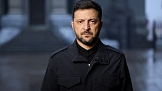 الرئيس الأوكراني فولوديمير زيلينسكي أثناء إلقائه خطابًا مصوّرًا  في كييف، أوكرانيا