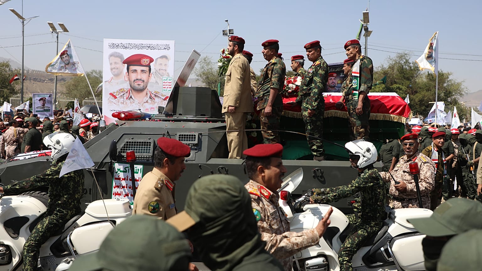 عناصر من الحوثيين يحملون تابوت اللواء محمد عبد الكريم الغماري، الذي توفي بعد هجوم إسرائيلي، خلال جنازته أمام مسجد الشعب في صنعاء، اليمن، يوم الاثنين 20 أكتوبر 2025