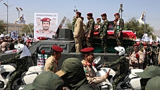 عناصر من الحوثيين يحملون تابوت اللواء محمد عبد الكريم الغماري، الذي توفي بعد هجوم إسرائيلي، خلال جنازته أمام مسجد الشعب في صنعاء، اليمن، يوم الاثنين 20 أكتوبر 2025